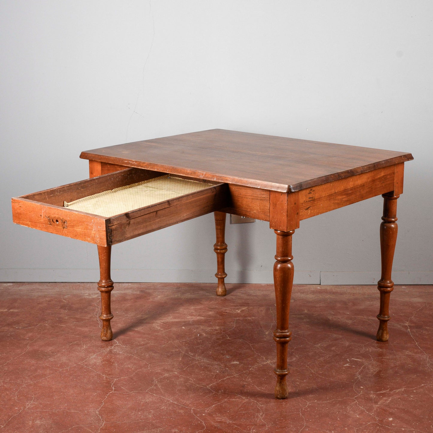 Tavolo legno massello gambe tornite cassetto