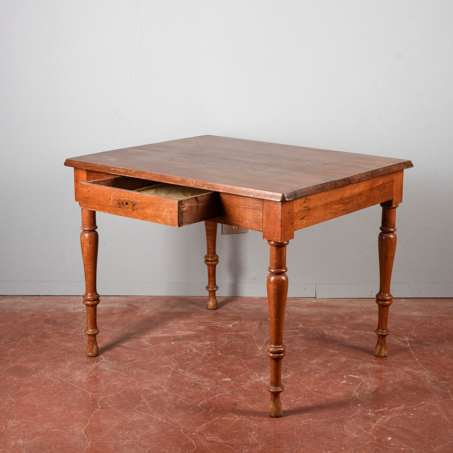 Tavolo legno massello gambe tornite cassetto