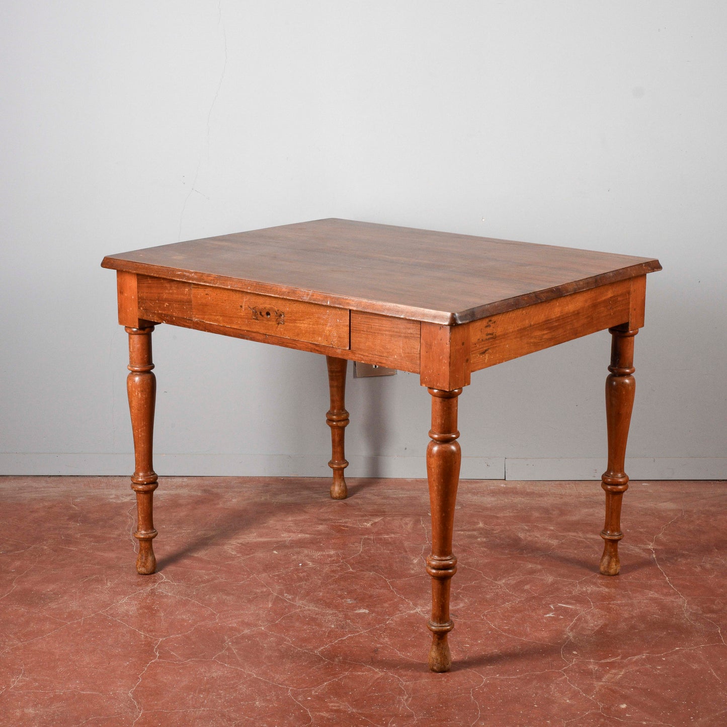 Tavolo legno massello gambe tornite cassetto