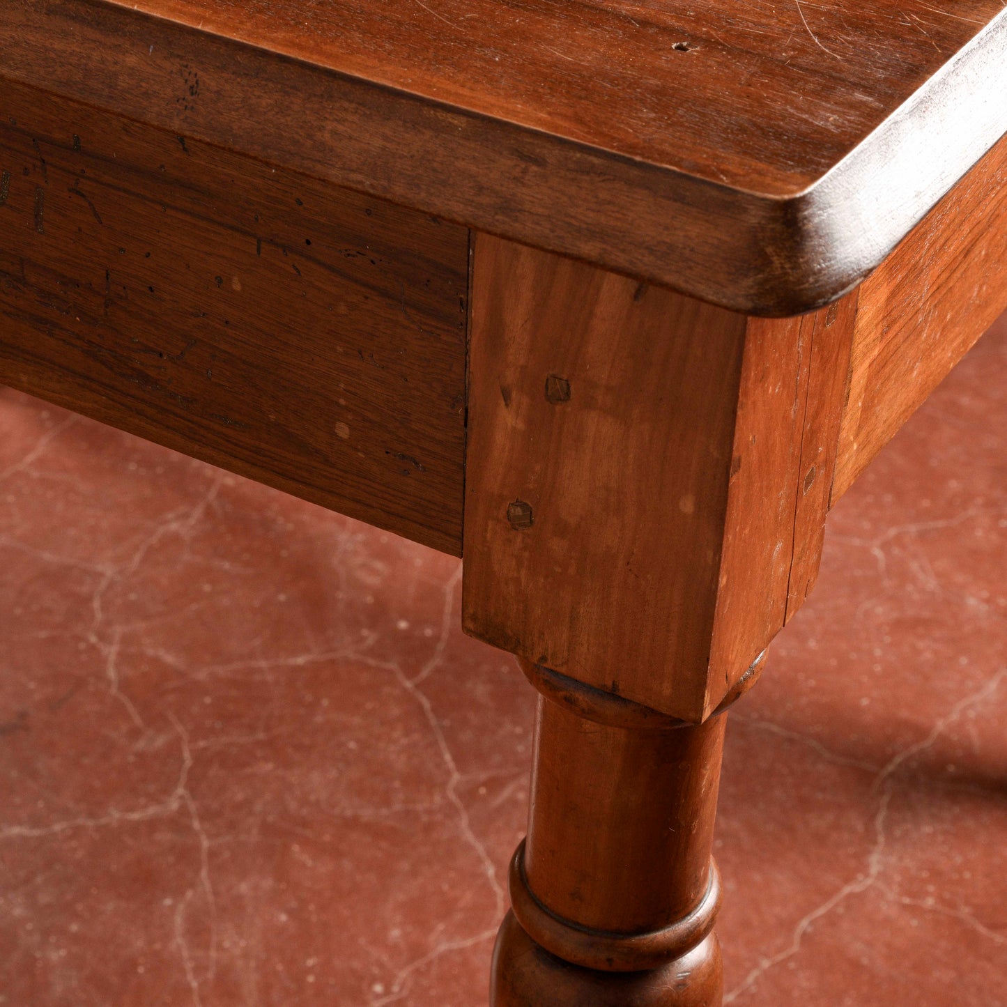 Tavolo legno massello gambe tornite cassetto