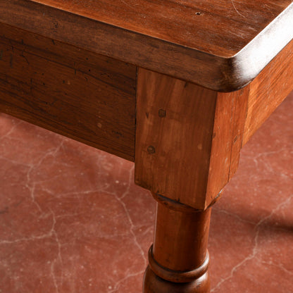 Tavolo legno massello gambe tornite cassetto