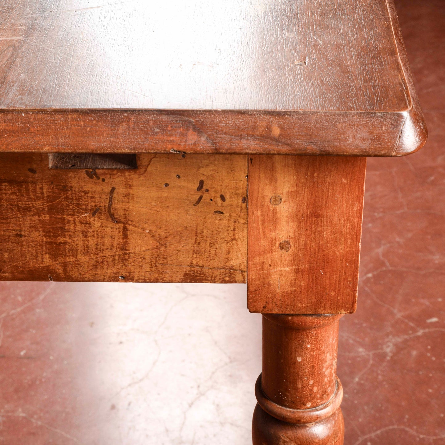 Tavolo legno massello gambe tornite cassetto