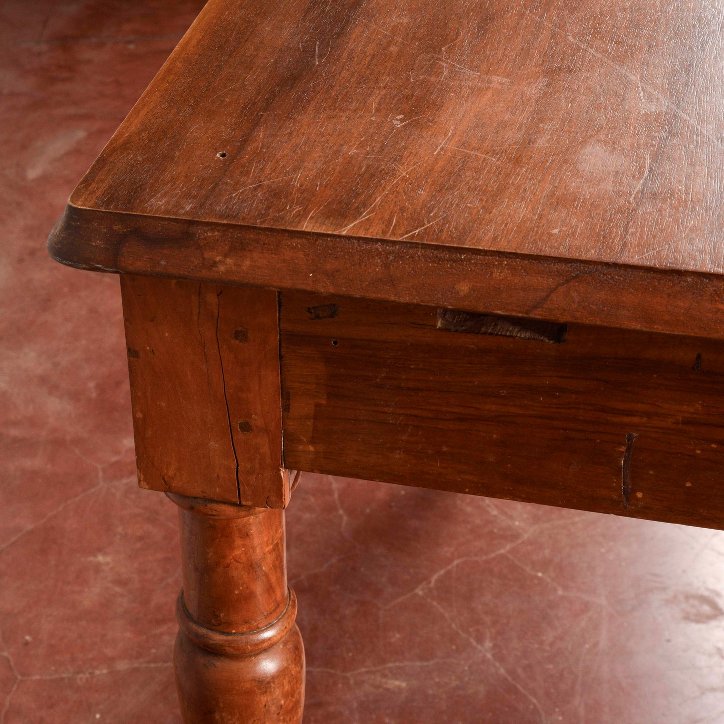 Tavolo legno massello gambe tornite cassetto