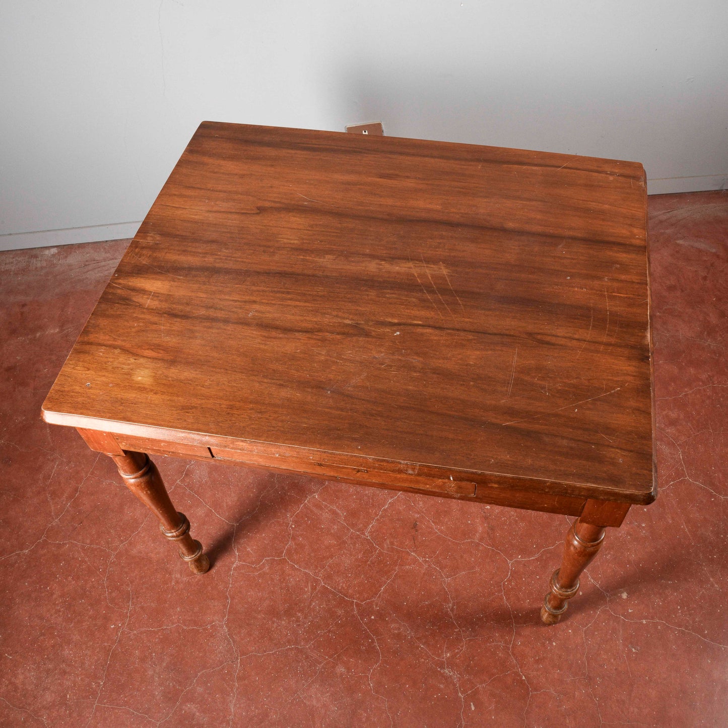 Tavolo legno massello gambe tornite cassetto