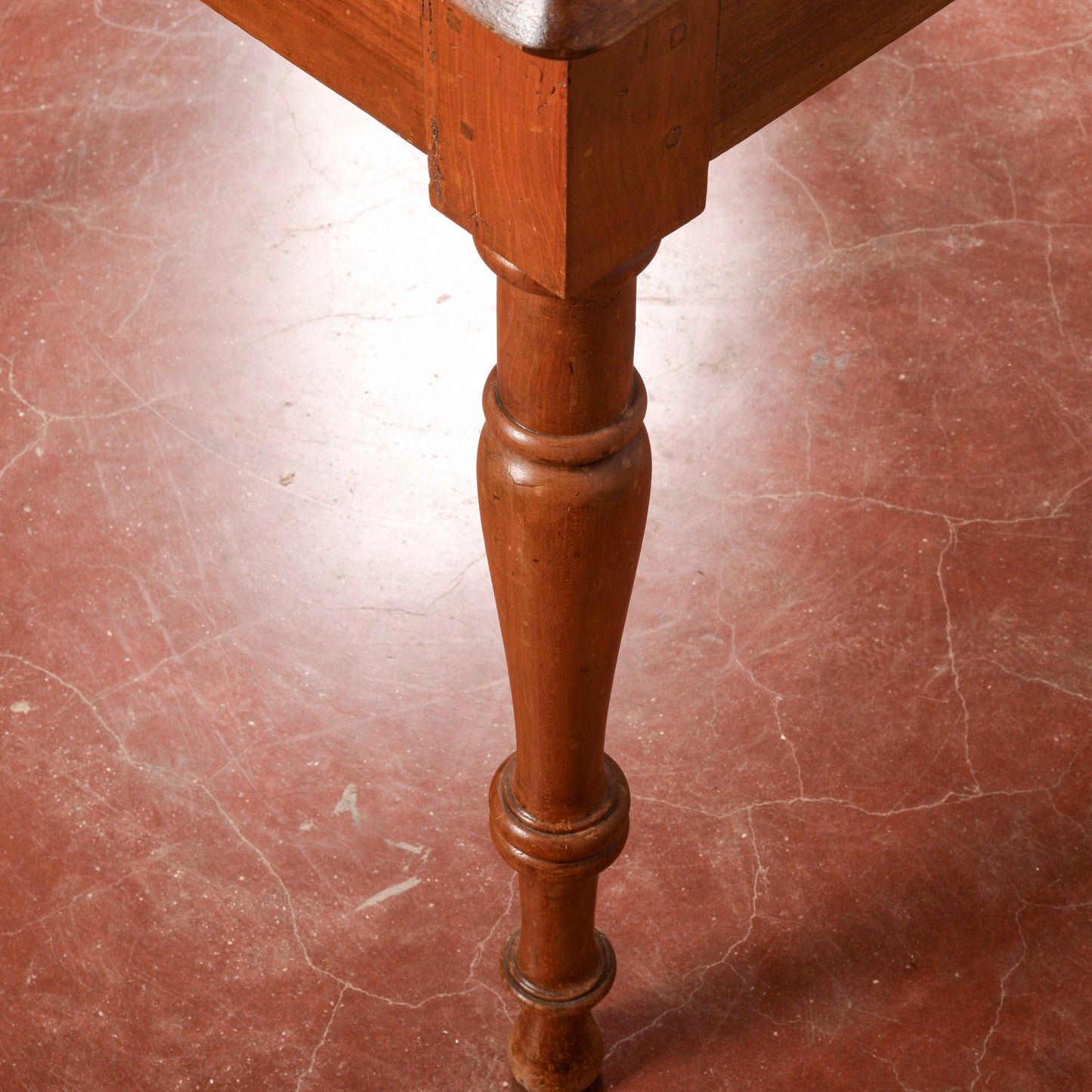 Tavolo legno massello gambe tornite cassetto