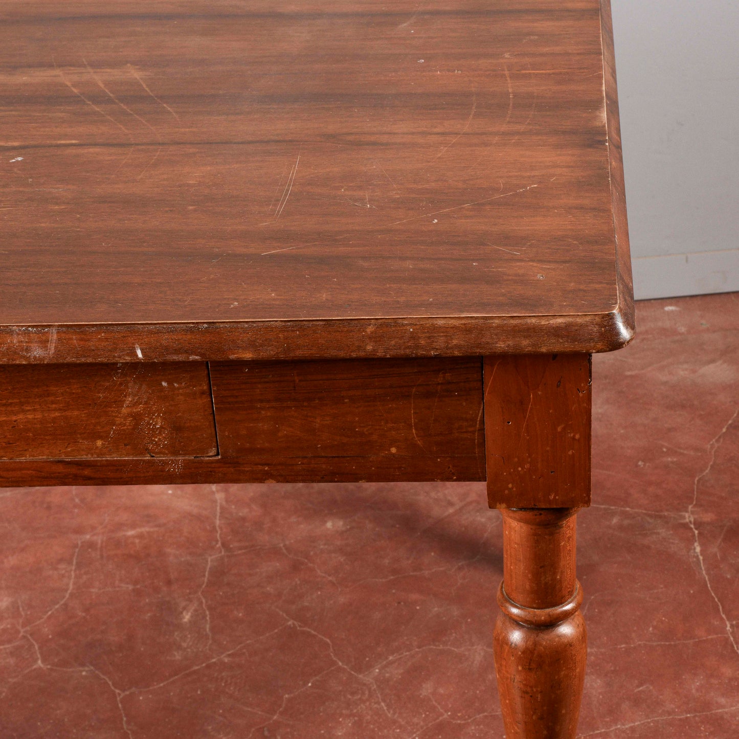 Tavolo legno massello gambe tornite cassetto