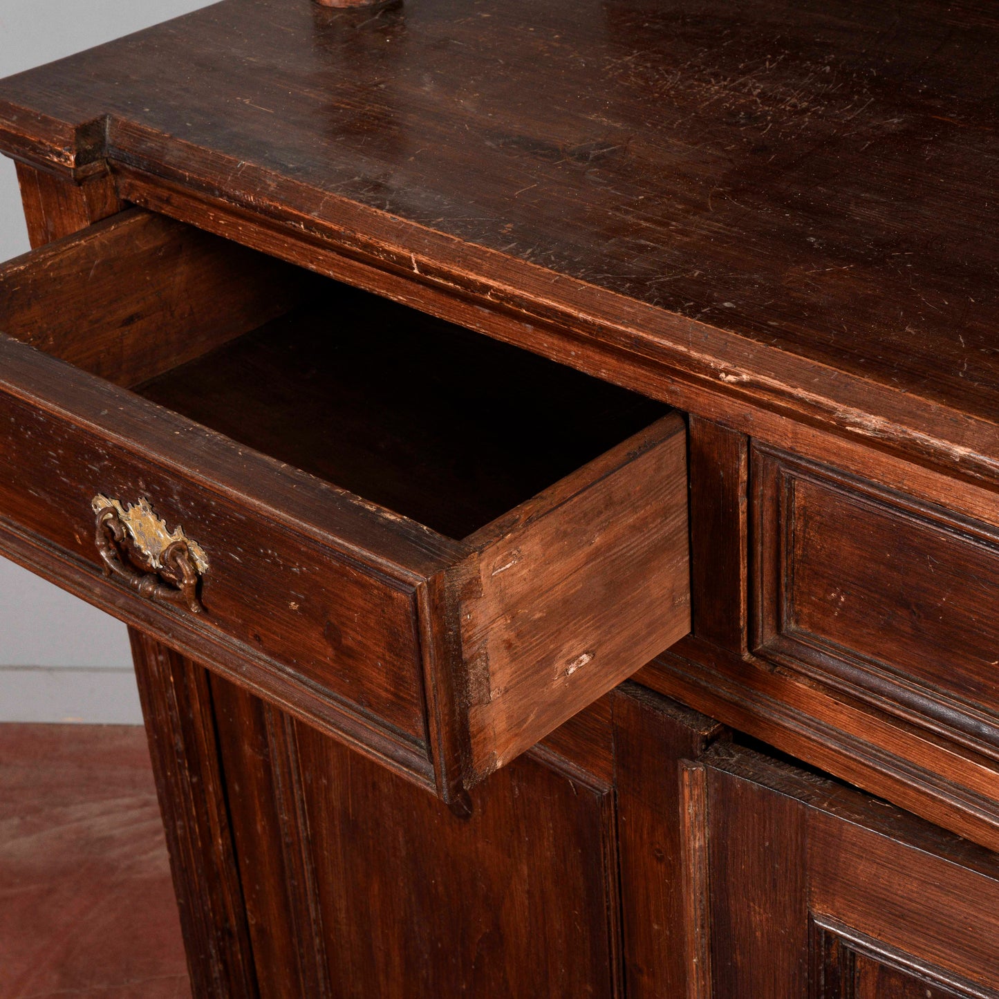 Credenza con piattaia in abete epoca fine XIX secolo