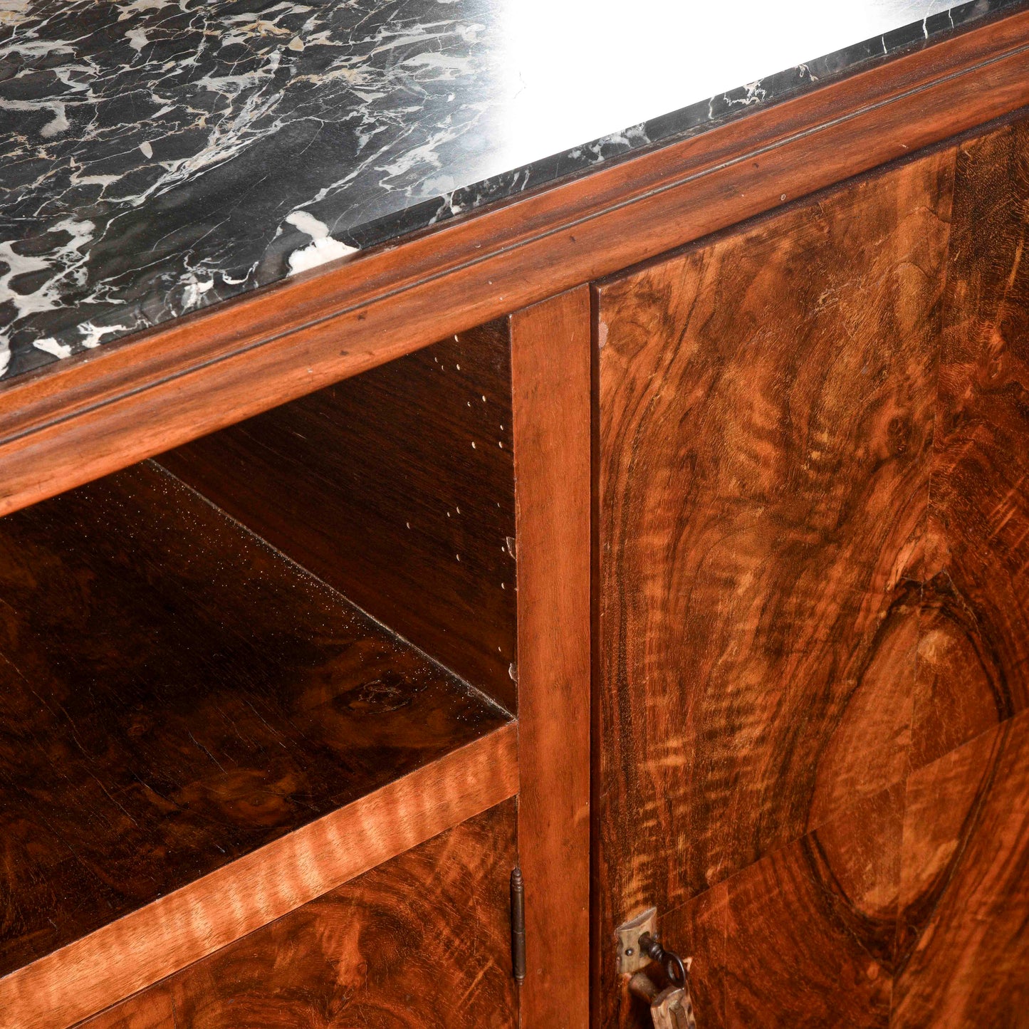 Credenza art déco con specchiera piano in marmo nero venato