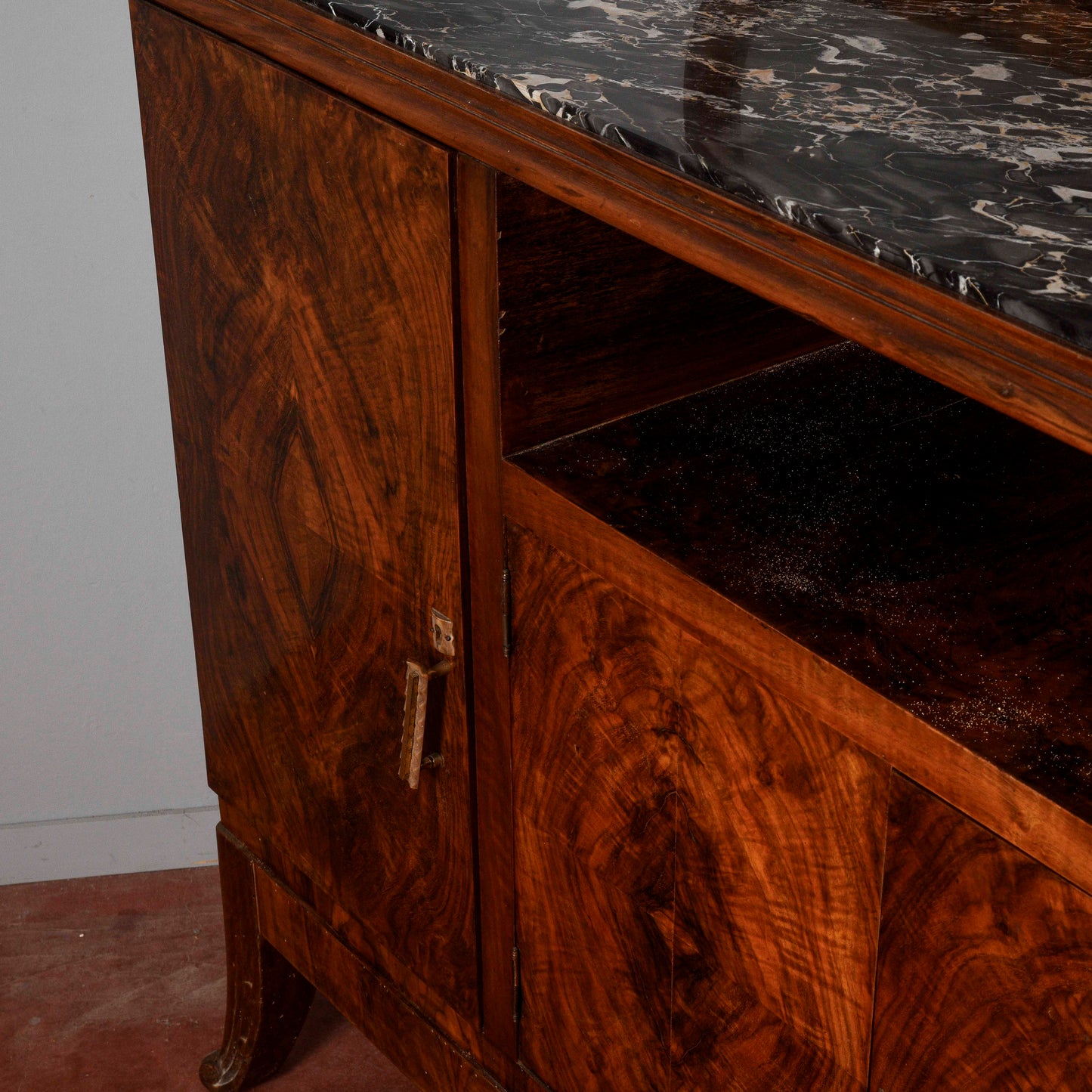 Credenza art déco con specchiera piano in marmo nero venato