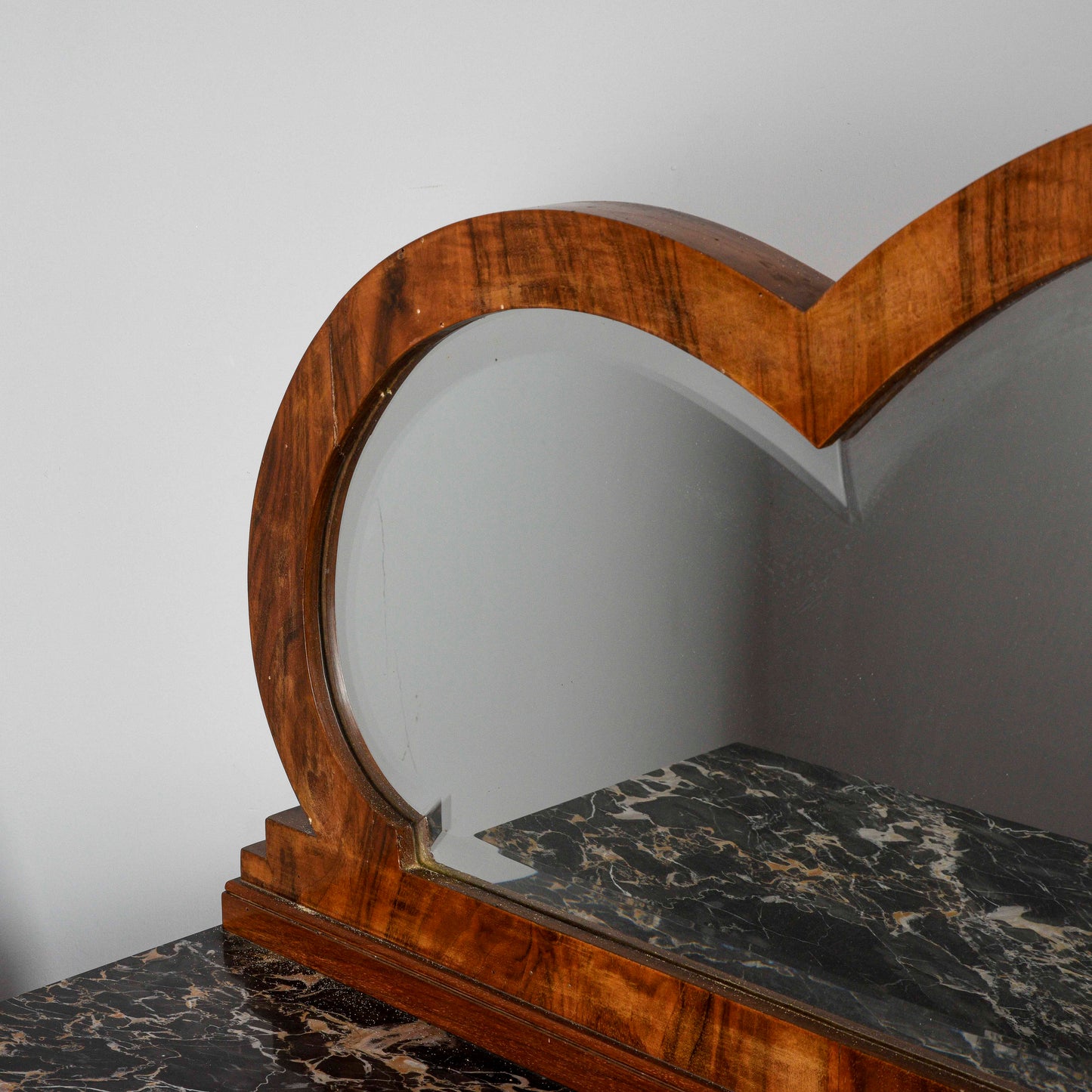 Credenza art déco con specchiera piano in marmo nero venato