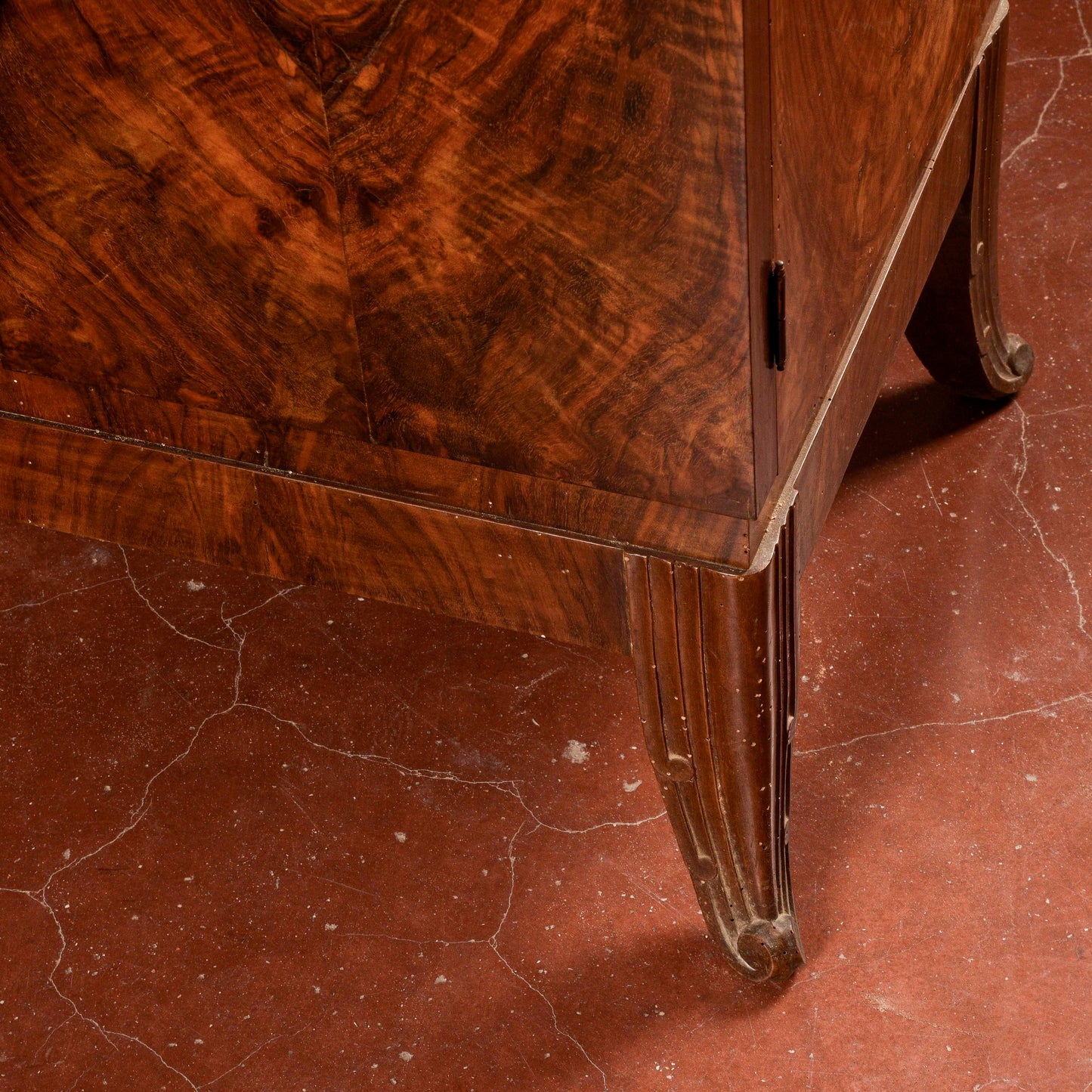 Credenza art déco con specchiera piano in marmo nero venato