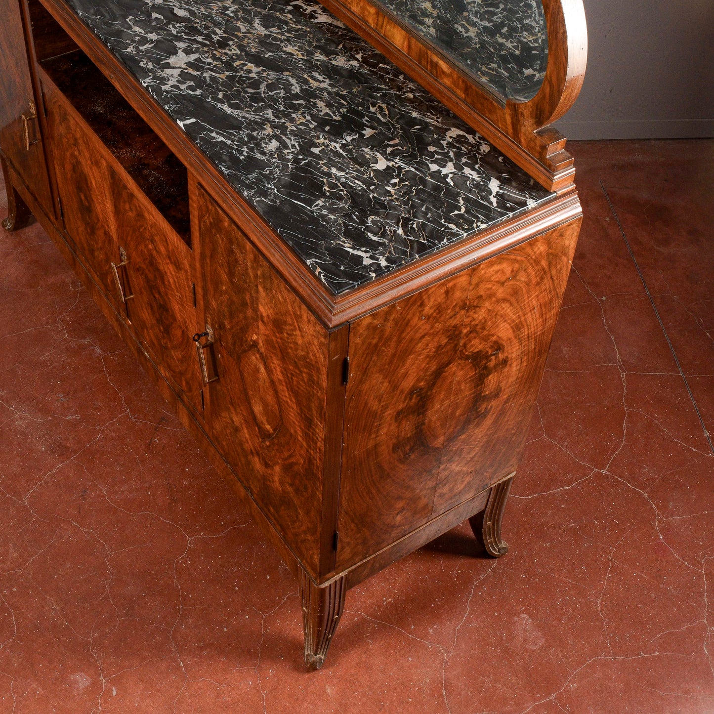 Credenza art déco con specchiera piano in marmo nero venato