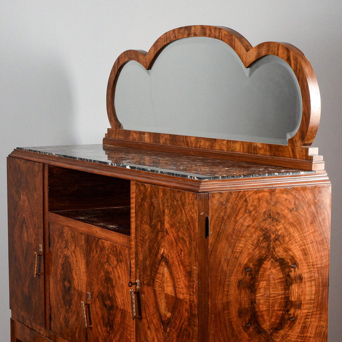 Credenza art déco con specchiera piano in marmo nero venato