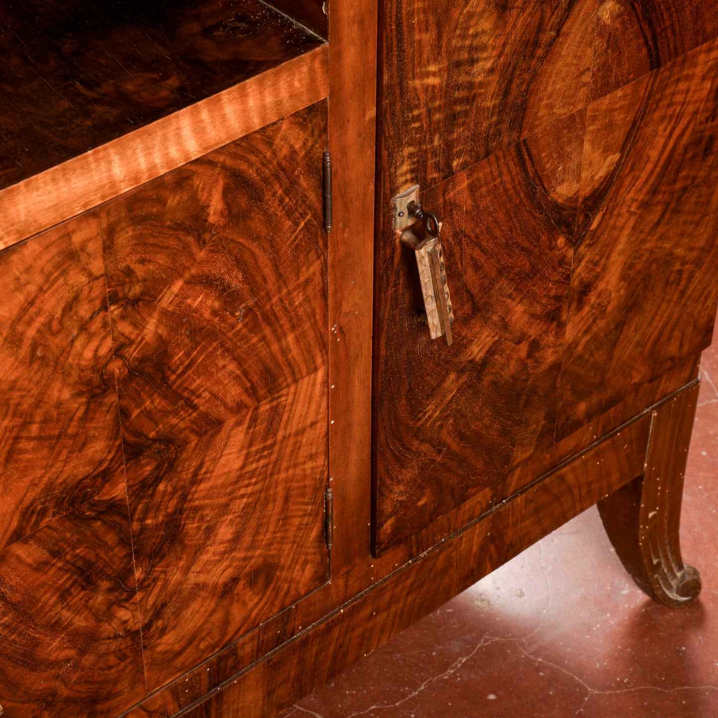 Credenza art déco con specchiera piano in marmo nero venato