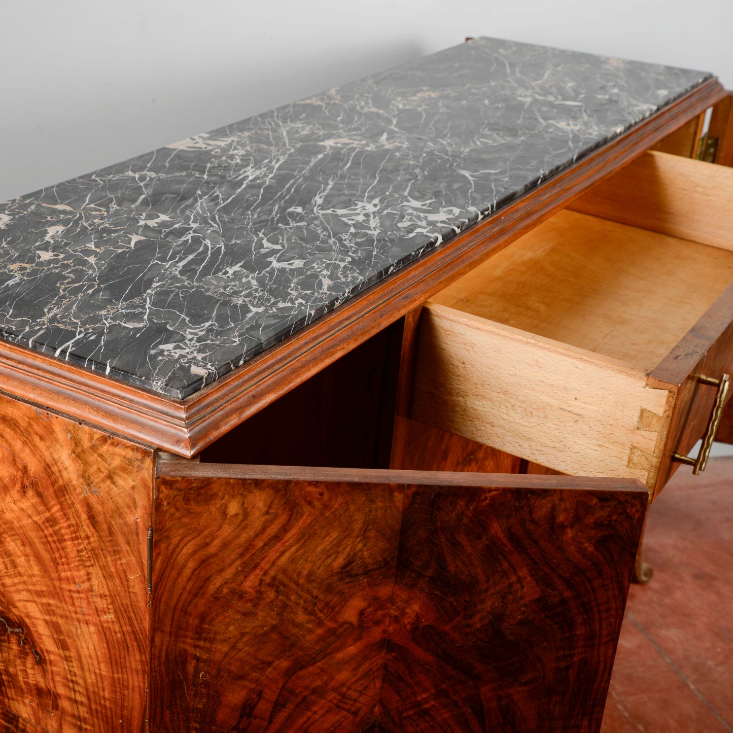 Credenza Art Deco In Radica Di Noce Piano Di Marmo Nero