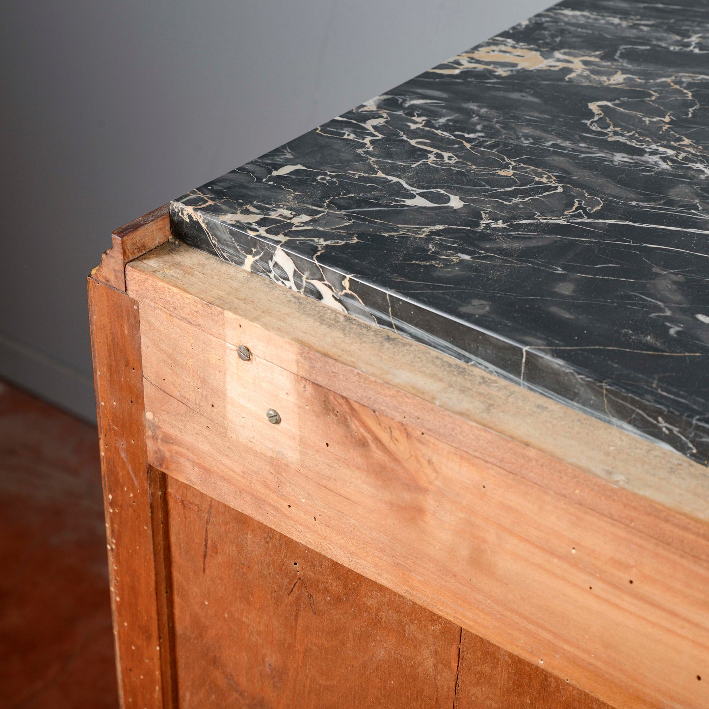 Credenza Art Deco In Radica Di Noce Piano Di Marmo Nero