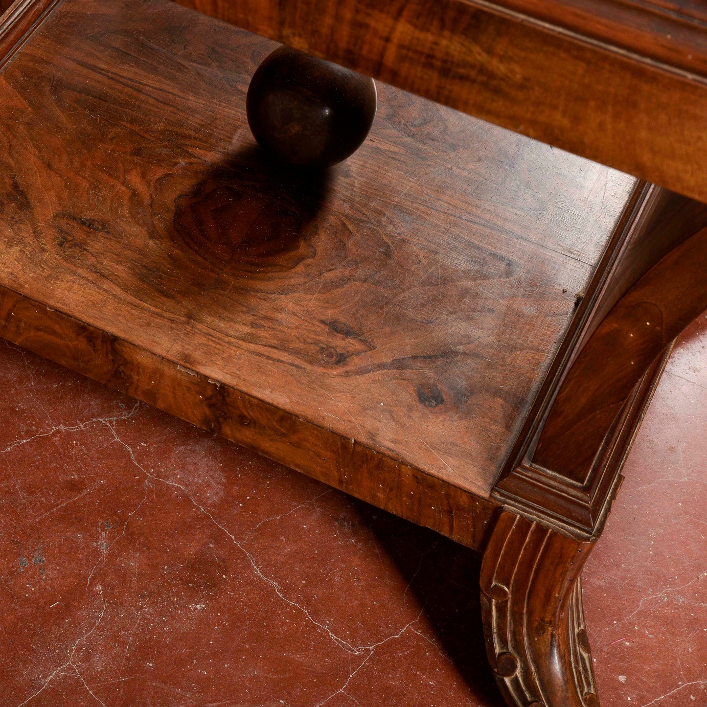 Tavolo art deco con allunghi in noce e radica