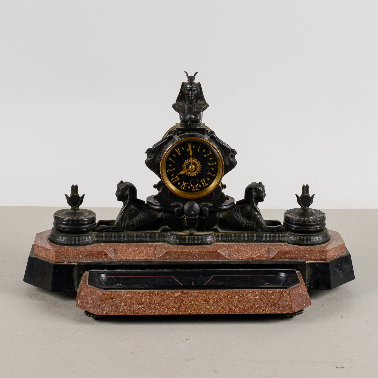 Orologio da camino in bronzo neo egiziano in marmi policromi