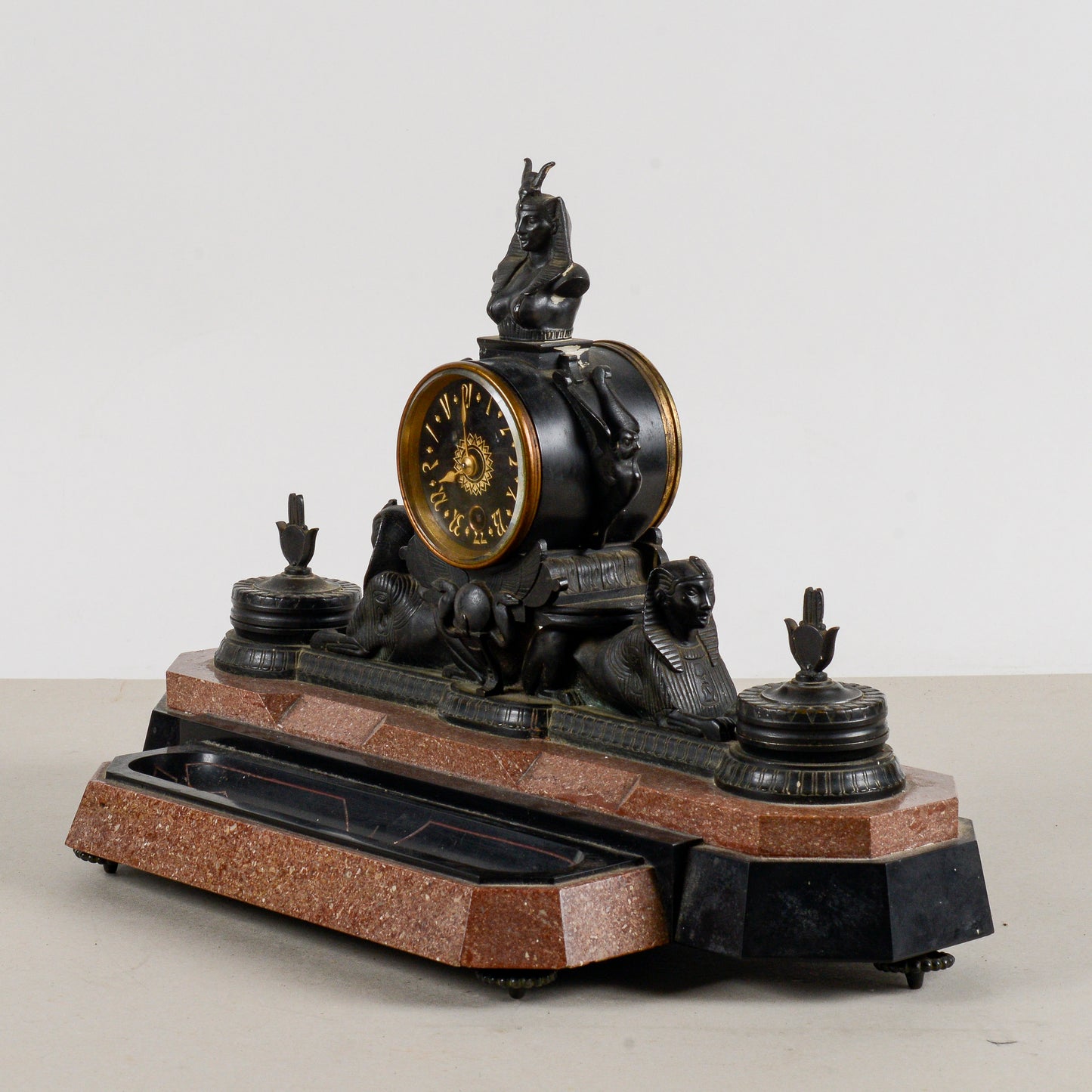 Orologio da camino in bronzo neo egiziano in marmi policromi