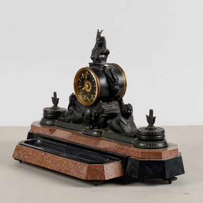 Orologio da camino in bronzo neo egiziano in marmi policromi