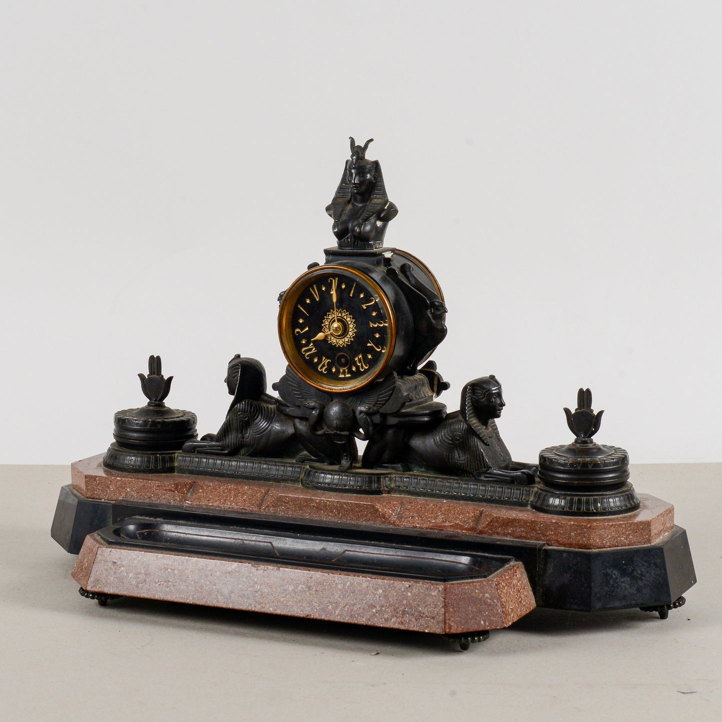 Orologio da camino in bronzo neo egiziano in marmi policromi