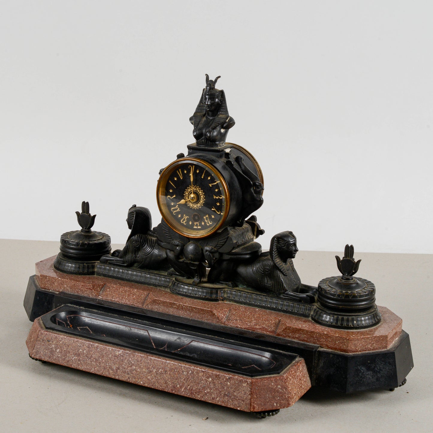 Orologio da camino in bronzo neo egiziano in marmi policromi