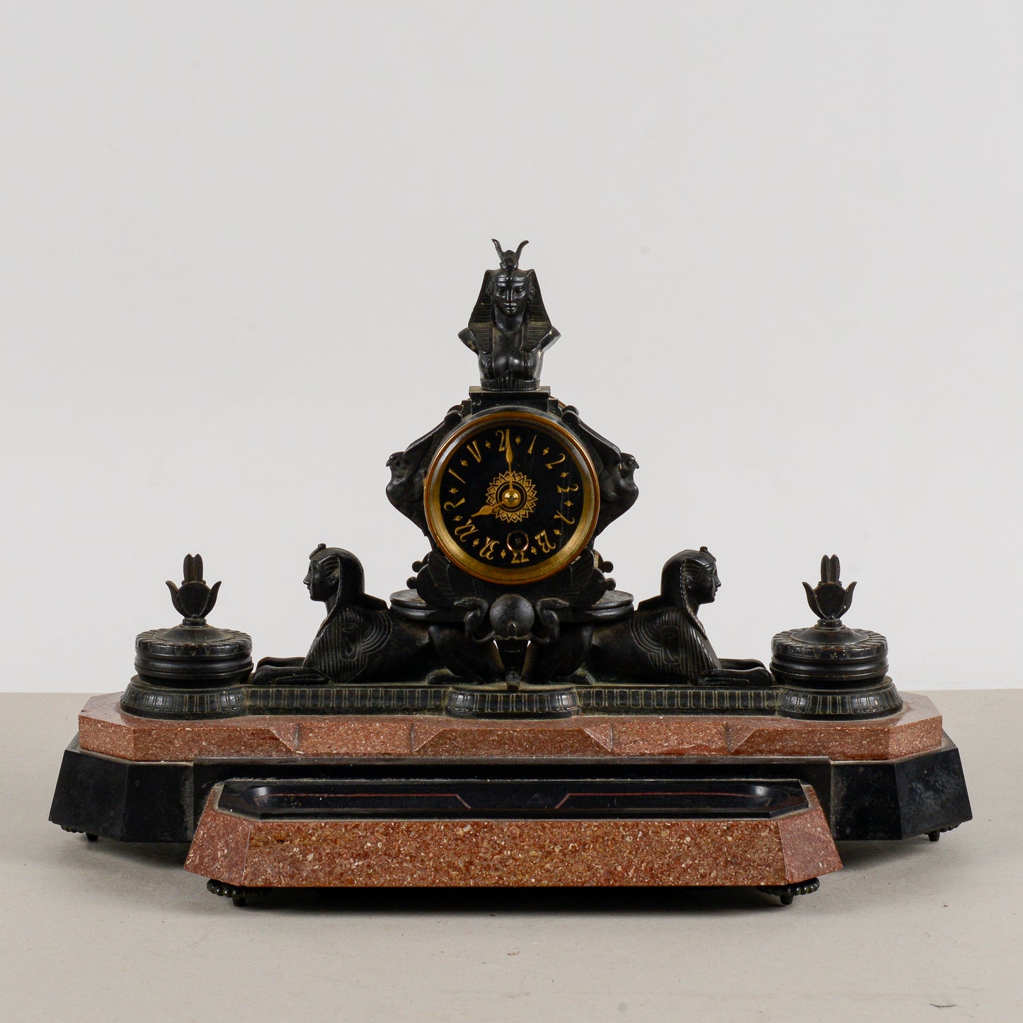 Orologio da camino in bronzo neo egiziano in marmi policromi