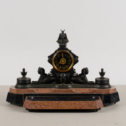 Orologio da camino in bronzo neo egiziano in marmi policromi