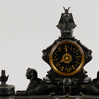 Orologio da camino in bronzo neo egiziano in marmi policromi