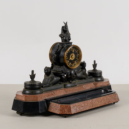 Orologio da camino in bronzo neo egiziano in marmi policromi