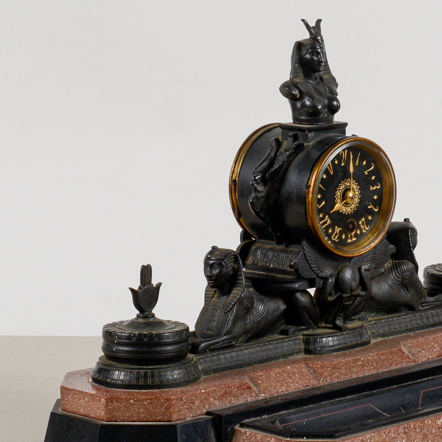 Orologio da camino in bronzo neo egiziano in marmi policromi