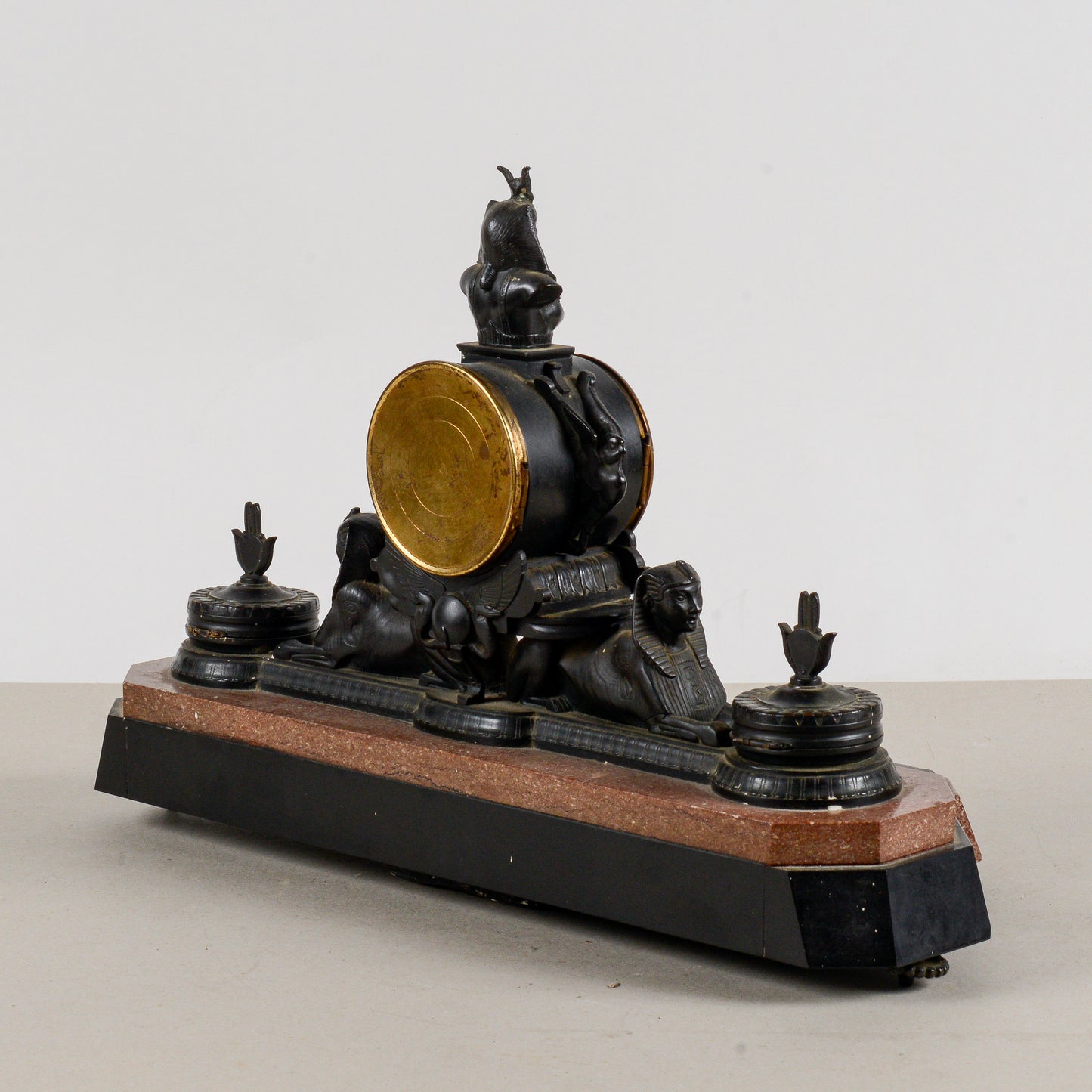 Orologio da camino in bronzo neo egiziano in marmi policromi