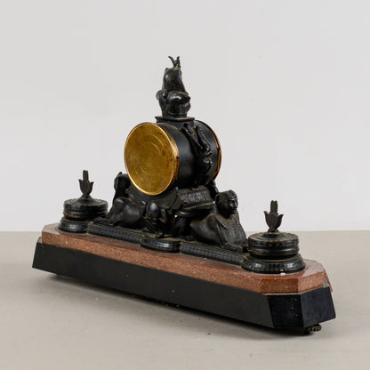 Orologio da camino in bronzo neo egiziano in marmi policromi