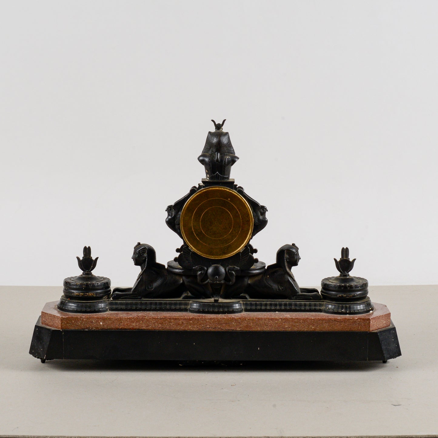 Orologio da camino in bronzo neo egiziano in marmi policromi
