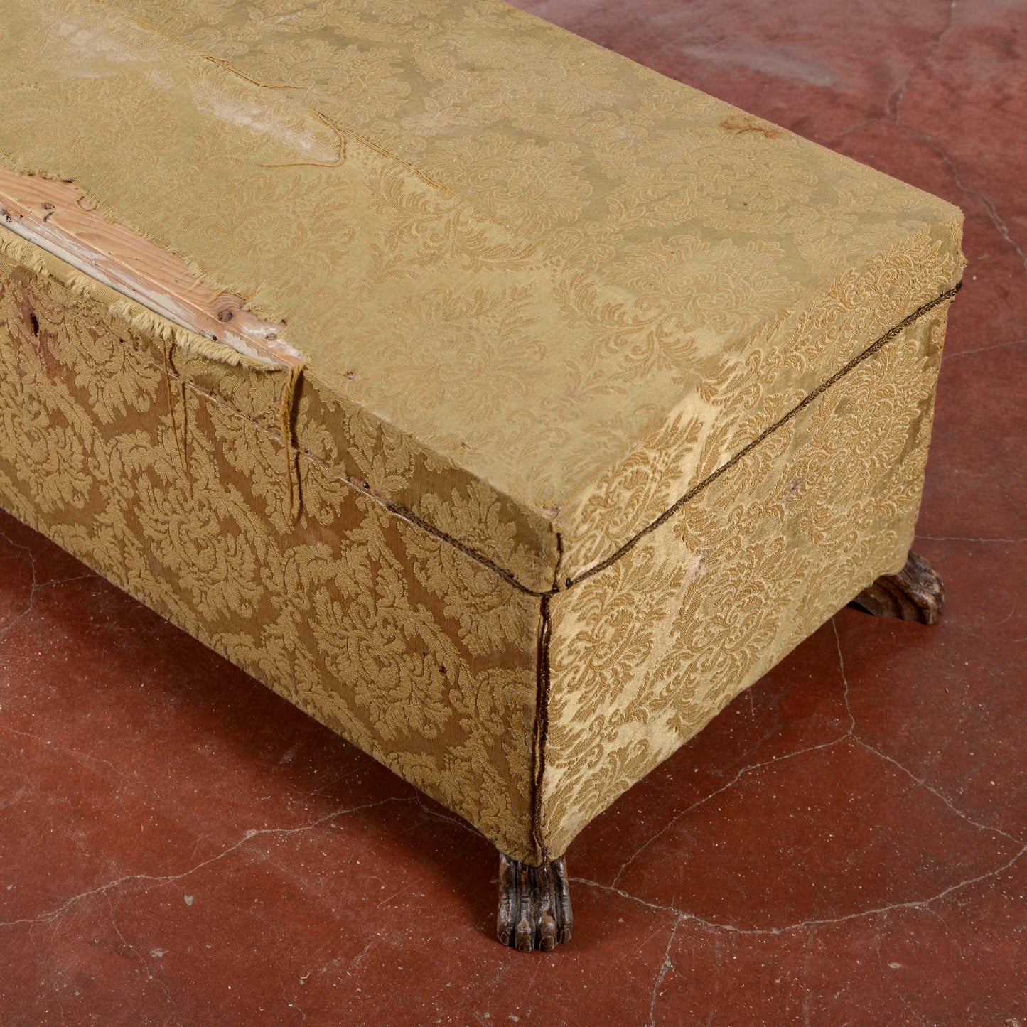 baule rivestito da restaurare