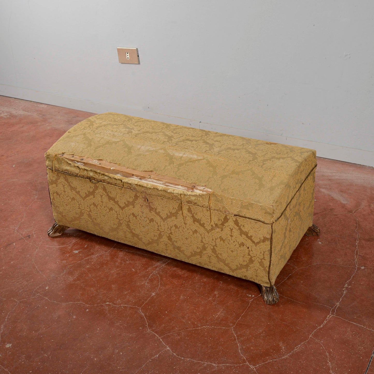 baule rivestito da restaurare