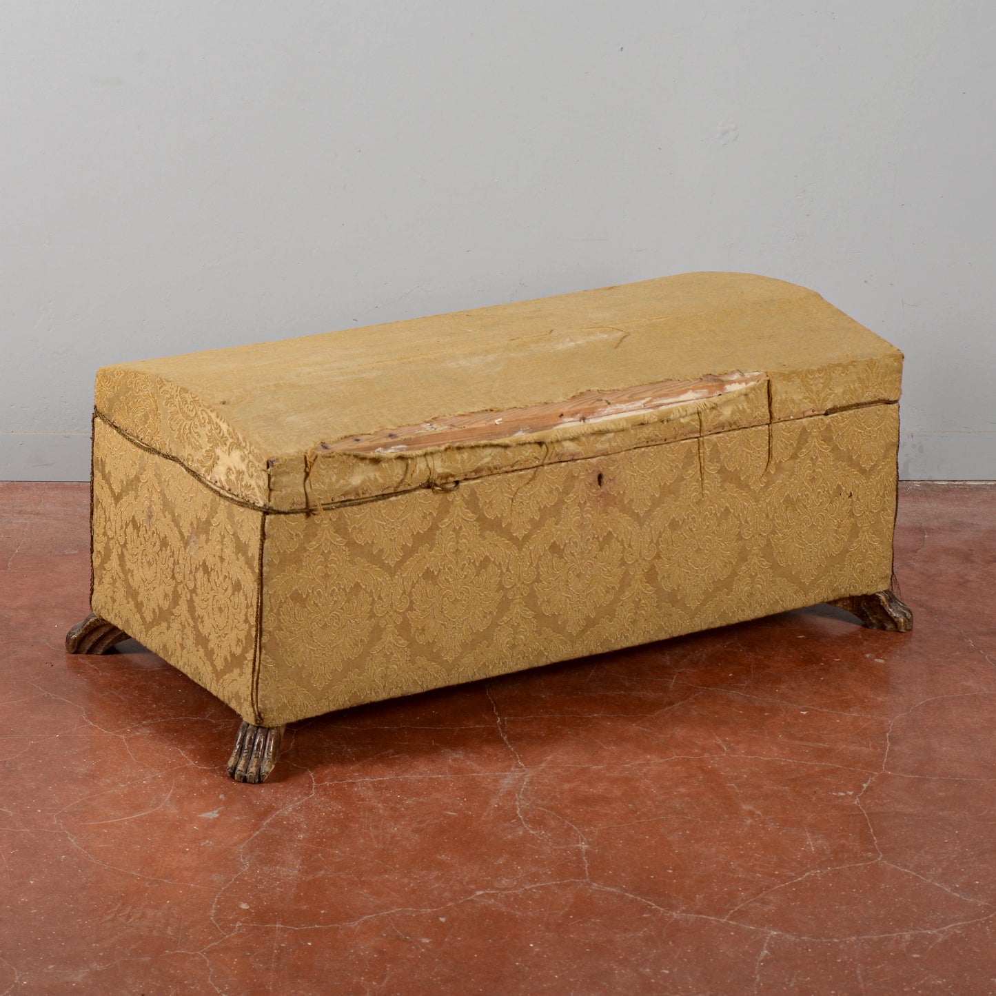 baule rivestito da restaurare