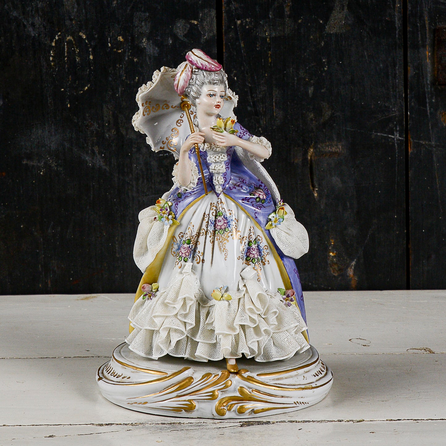scultura ceramica capodimonte dama con ombrello XX secolo