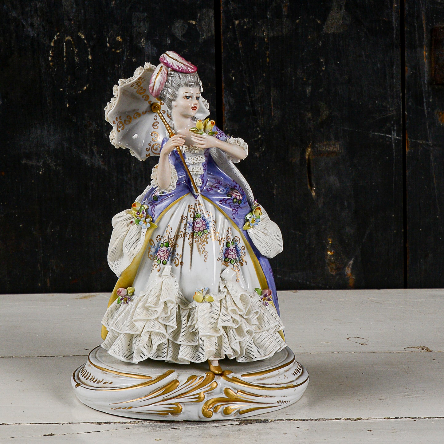 scultura ceramica capodimonte dama con ombrello XX secolo