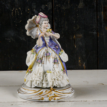 scultura ceramica capodimonte dama con ombrello XX secolo