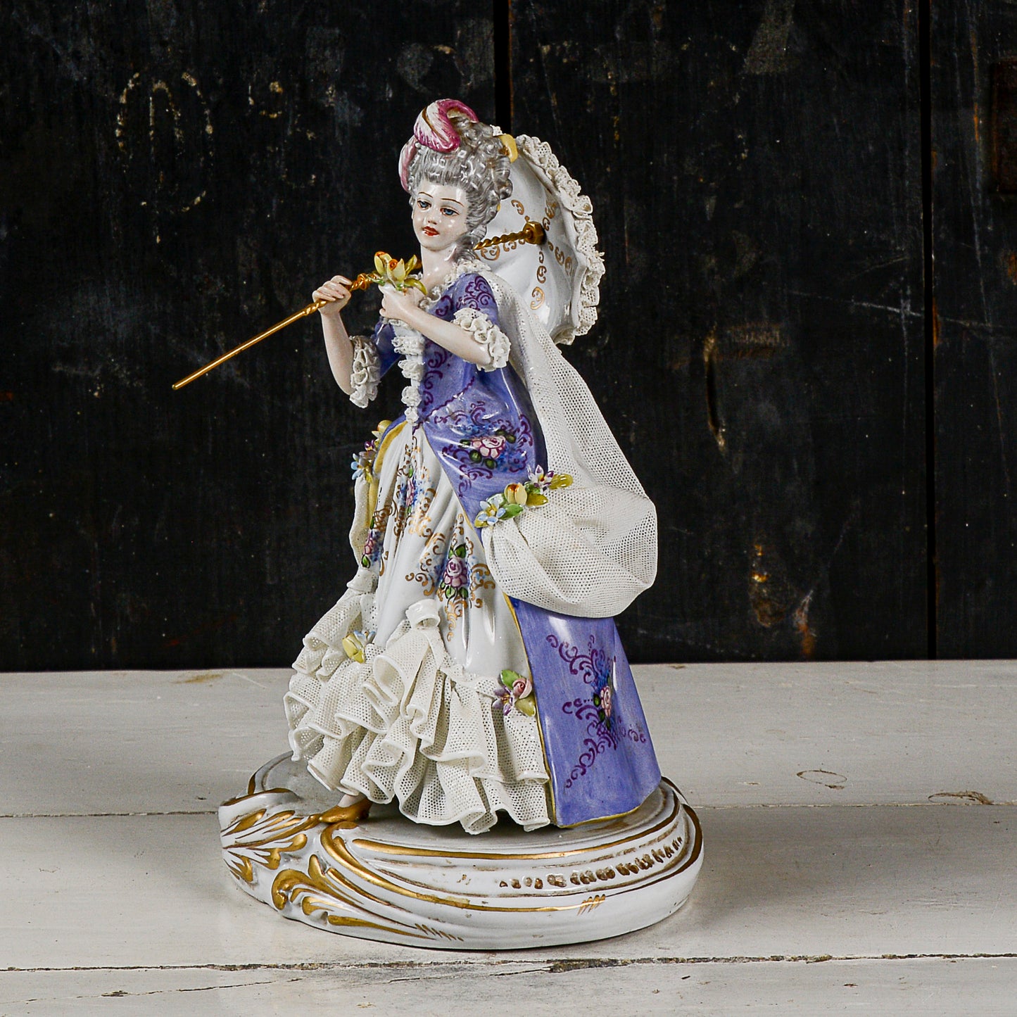 scultura ceramica capodimonte dama con ombrello XX secolo