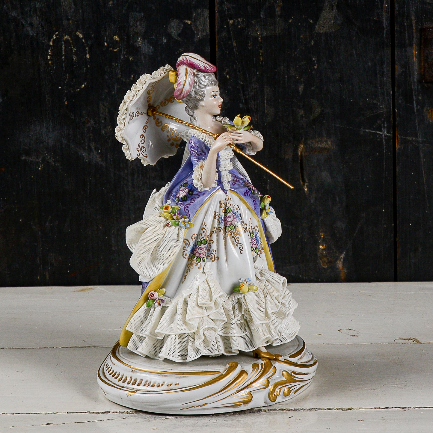 scultura ceramica capodimonte dama con ombrello XX secolo