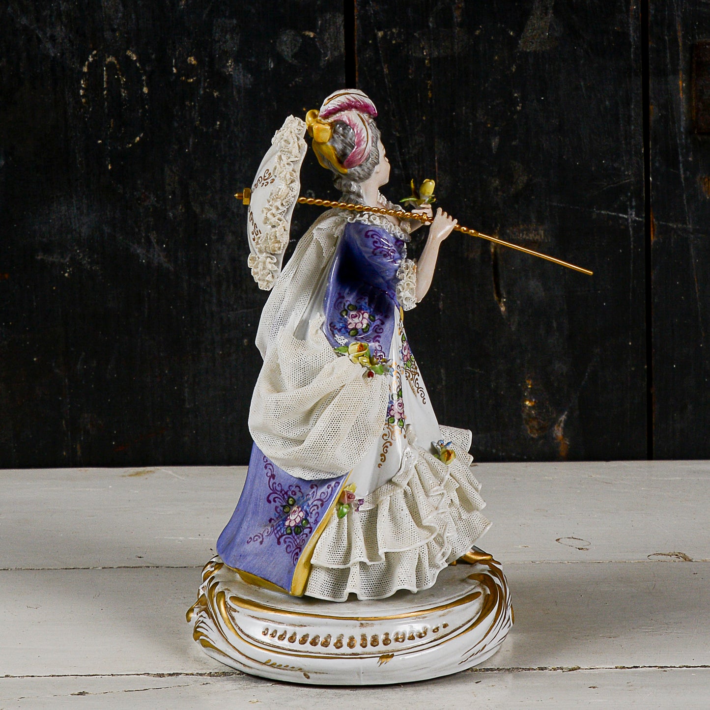 scultura ceramica capodimonte dama con ombrello XX secolo