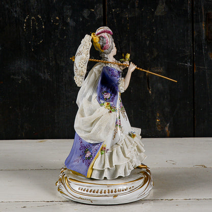 scultura ceramica capodimonte dama con ombrello XX secolo