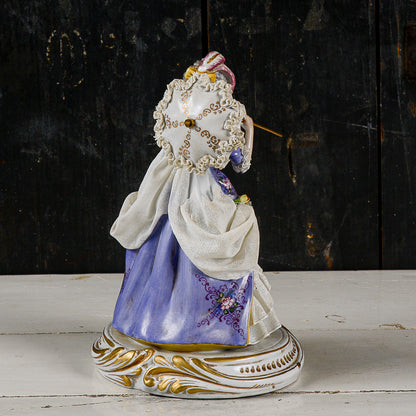 scultura ceramica capodimonte dama con ombrello XX secolo