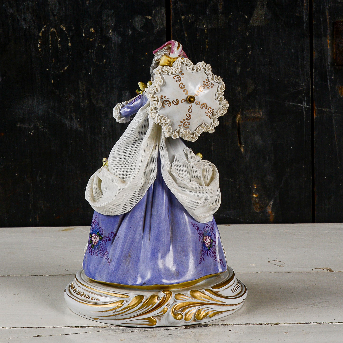 scultura ceramica capodimonte dama con ombrello XX secolo