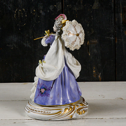 scultura ceramica capodimonte dama con ombrello XX secolo