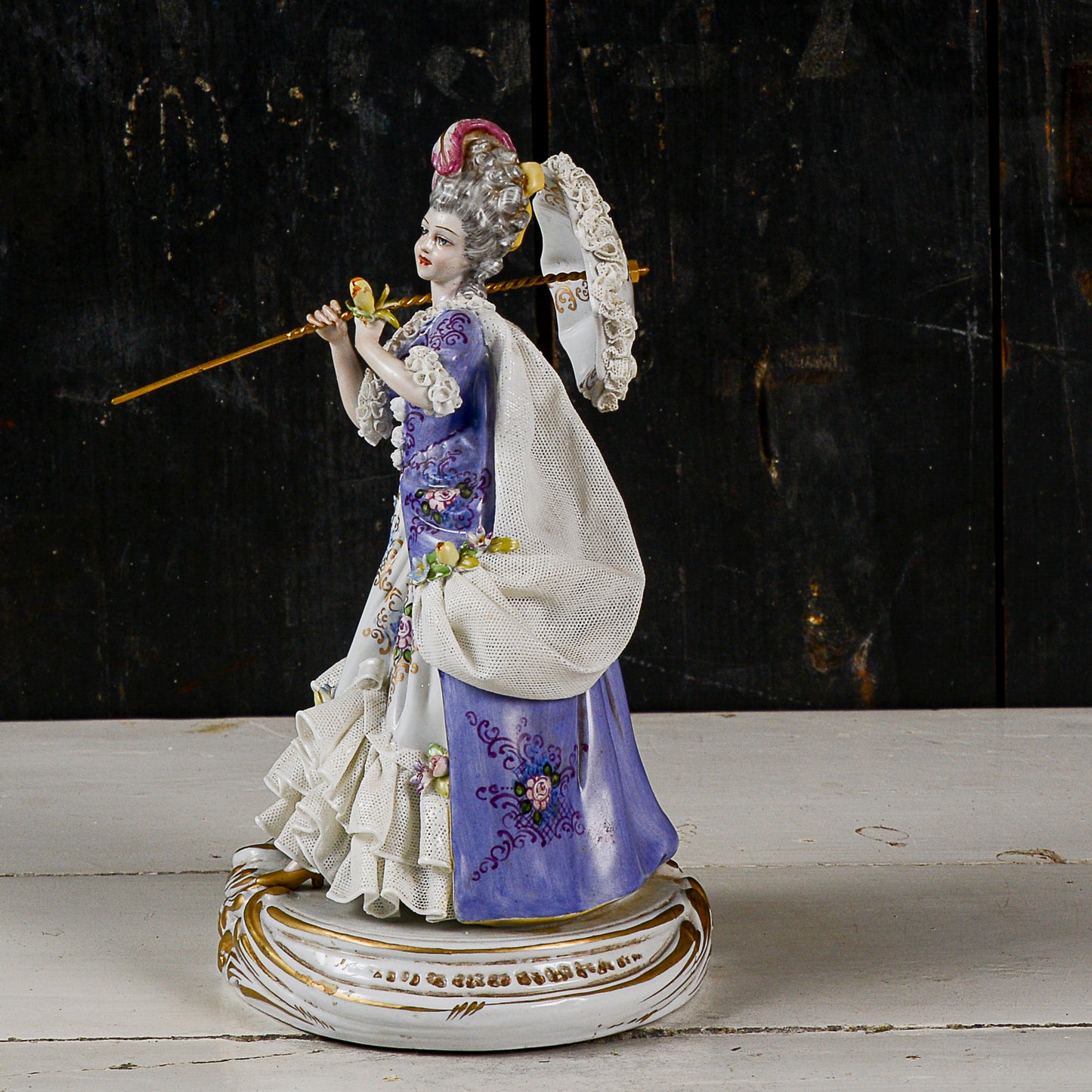 scultura ceramica capodimonte dama con ombrello XX secolo
