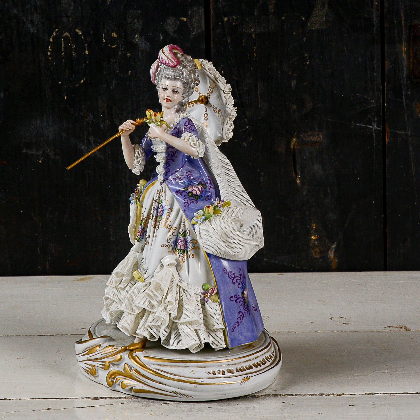 scultura ceramica capodimonte dama con ombrello XX secolo