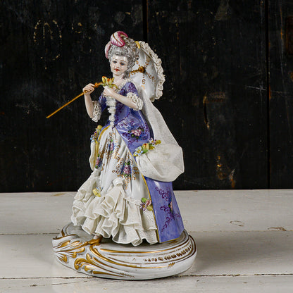scultura ceramica capodimonte dama con ombrello XX secolo